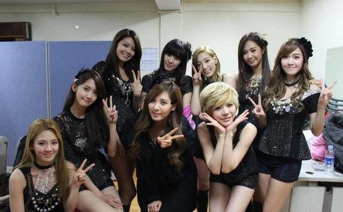 网红吃瓜事件俩个女的,两位女性引发的网络热议  第3张